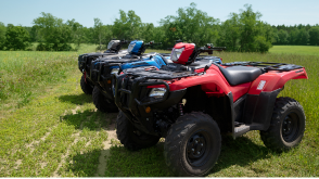 Une ligne de Honda Rubicons garée en diagonale