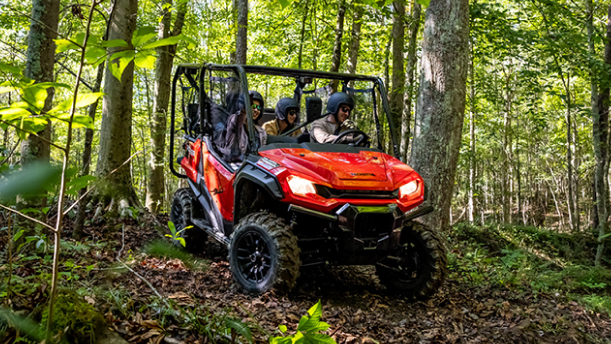 Un cavalier dans une Honda SXS