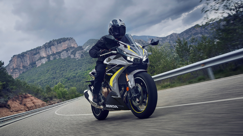 Un cavalier sur une moto