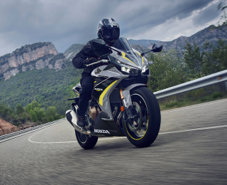 Un cavalier sur une moto