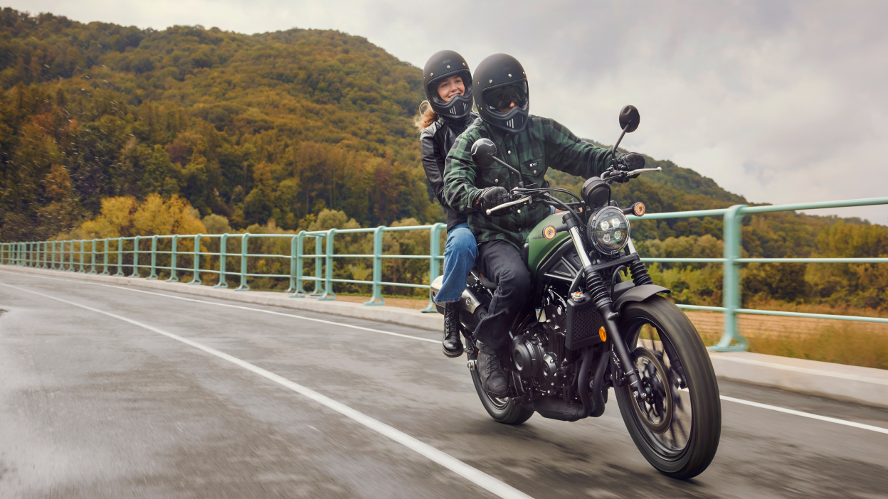 Deux coureurs sur une Honda SCL500