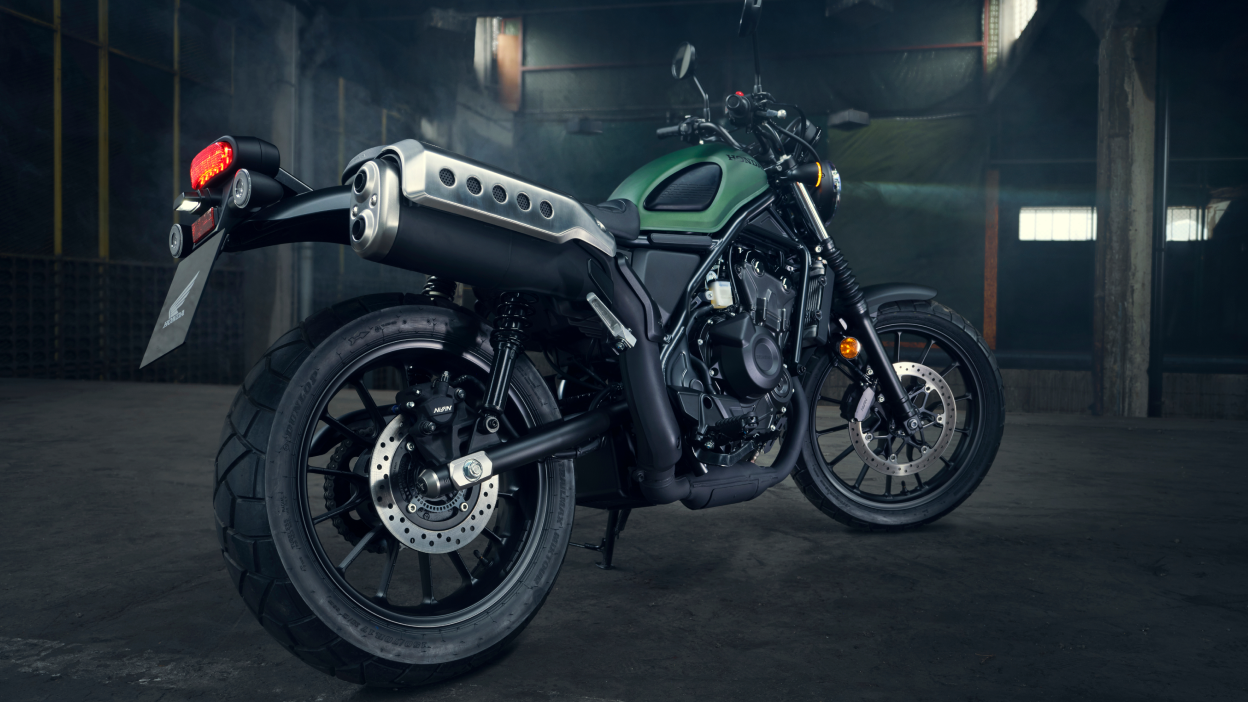 Une Honda SCL500 garée