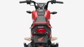 Une vue de studio de dos d'une Honda Navi