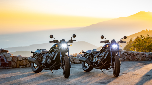 Deux motos Honda se sont arrêtées à un point de vue panoramique. / Two Honda motorcycles stopped at a scenic viewpoint.