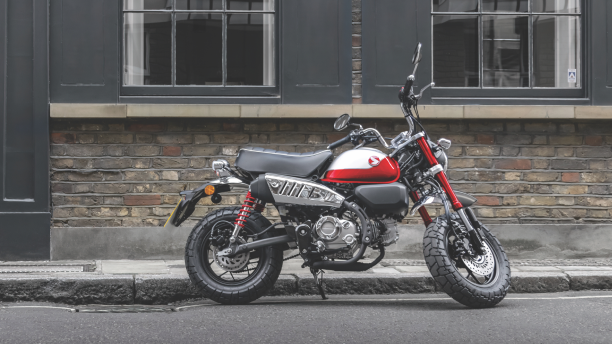 a parked Honda Motorcycle/ une moto Honda garée