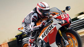 Front view of a biker racing a red motorcycle / Vue de face d'un motard conduisant une moto rouge