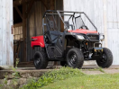 A parked SxS outside of a garage/Un SXS garé à l'extérieur d'un garage
