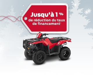 Un Honda ATV sur un fond d'hiver avec des flocons de neige avec une étiquette de cadeau rouge annonçant une réduction de taux d'intérêt de 1%